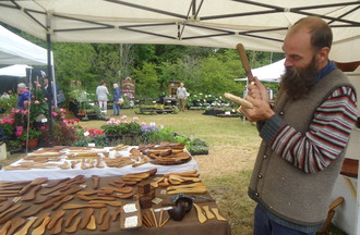   Marian l'exposant Slovaque et ses objets en bois