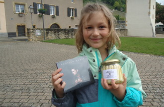 Lara a apporté un bocal d'asperges