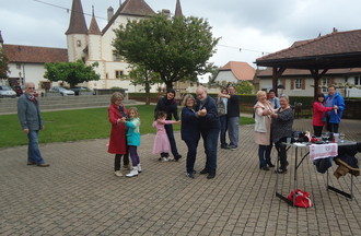 Nous devions danser une valse sur la place du village