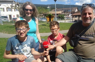 Cosimo, son épouse Viviane et leurs enfants Flavio et Livio, les participants du jeu: Musiques