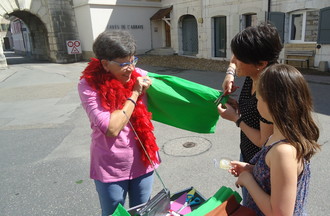 Manoëlle et Françoise préparant le costume du défi de Florian