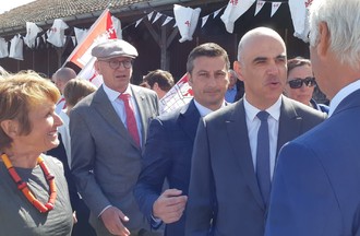 Gabriel Voirol, président du Parlement jurassien, Jacques Gerber, président du Gouvernement jurassien, et Alain Berset, conseiller fédéral
