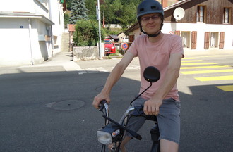 Frédéric est  monté sur un vélomoteur, pour la première fois