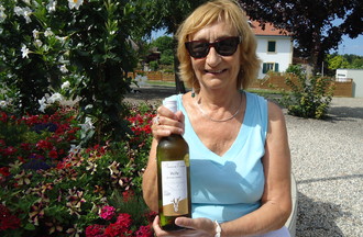 Danièle qui a relevé notre défi en nous apportant une bouteille de vin du Vully