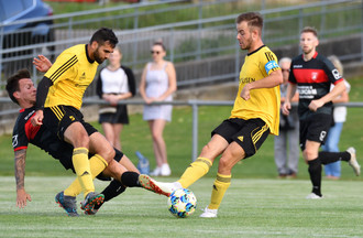 Romain Baume (à droite) et Karim Ziouane bloque le passage à Adrien Jeker