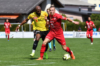 Brian Beyer (en rouge) aux prises avec Charles Noundou