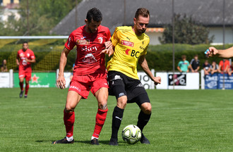 Lionel Martin (en jaune) au duel avec Kastriot Sheholli