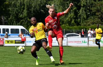 Duel entre Charles Noundou (en jaune) et Brian Beyer