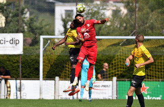 Stéphane Menanga (en jaune) concurrence Adrian Fleury dans les airs