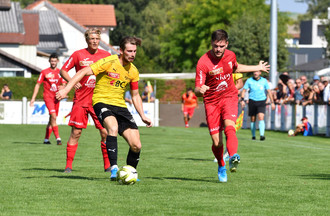 Ricardo Colamartino devant Nolan Erard