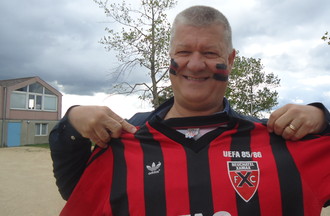 Pierre Thévenaz avec le maillot qu'il portait lors du match contre le Réal-Madrid