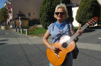 Lucia a relevé notre défi en nous apportant une guitare