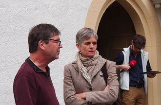 Veronika Pantillon entourée de journalistes.