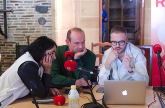 Le président des Vert'libéraux neuchâtelois Mauro Moruzzi entouré de journalistes.