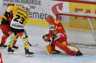 Jonas Hiller intervient devant Vincent Praplan