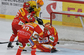 Jan Neuenschwander et Anssi Salmela tentent de protéger Jonas Hiller