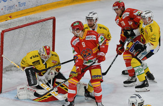 Damien Riat tente de tromper Niklas Schlegel