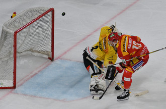 Un peu de poésie dans le derby avec la bise d'Anssi Salmela à Niklas Schlegel...