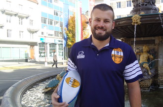 Adrien le capitaine du rugby club de la Chaux-de-Fonds a relevé notre défi en nous apportant un ballon
