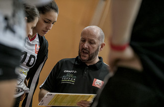 Olivier Lardier donne des consignes à sa troupe