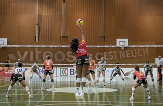 Kyra Holt au service
