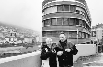 Photo souvenir devant le bâtiment de la police, surnommé aussi Caprice des dieux
