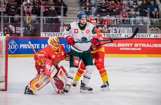 Elien Paupe vigilant dans ses buts devant Thomas Holzmann