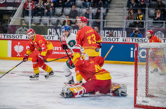 Elien Paupe dans ses oeuvres devant Anssi Salmela et le Bavarois Adam Payerl