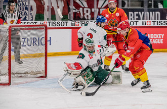 Toni Rajala tente de tromper Olivier Roy