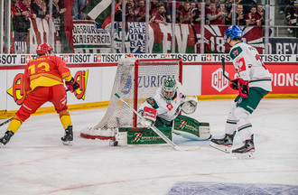Anssi Salmela tourne autour du but d'Olivier Roy sous le regard d'Adam Payerl