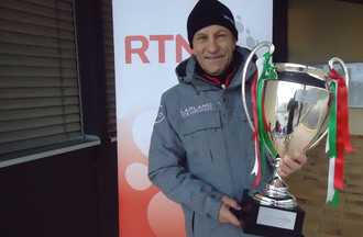 Christophe Hurni avec la coupe du Ferrari Challenge