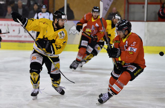 Robin Fuchs essaie de déborder Marco Müller