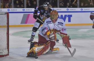 Jonas Hiller intervient de la jambière