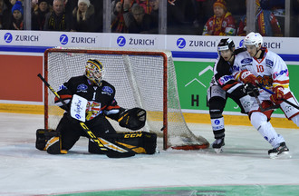 Tim Wolf voit le puck filer sur son poteau