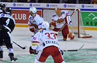 Jonas Hiller intevient sur une frappe jurassienne