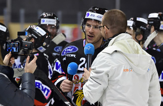 Le héros du soir Nicolas Thibaudeau au micro de Cyprien Lovis
