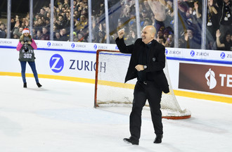 Gary Sheehan fête la victoire avec les supporters ajoulots