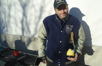 Grégoire qui a relevé le défi en apportant une bouteille d'une boisson pétillante