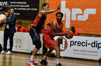 Karl Cochran devant Marquis Addison