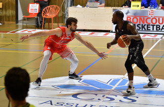 Juraj Kozic tente de contenir Derrick Colter