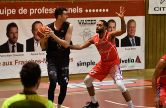 Amir Savon défend devant Alexander Hart