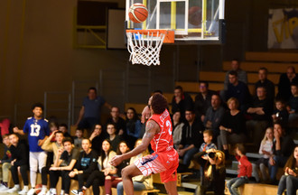 Karl Cochran au lay-up