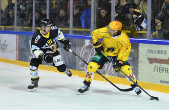 Steven Macquat a la puck dans le viseur