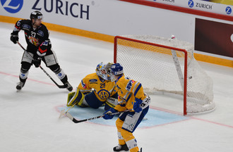 Reto Schmutz aux premières loges pour voir le 1-0 du HC Ajoie