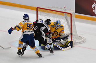 Jonathan Hazen but sur le gardien davosien
