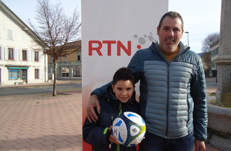 Carlos et son fils Edouardo qui ont relevé notre défi en nous apportant un ballon de foot