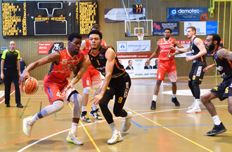 Xavier Ford tente de passer Yoan Granvorka