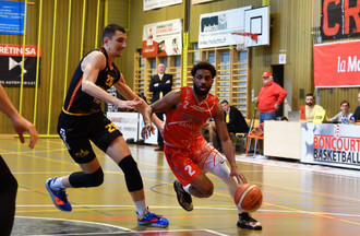 Karl Cochran devant Vigdon Memishi