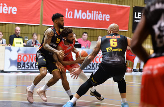 Karl Cochran pris par Bryan Colon et Dominic Morris