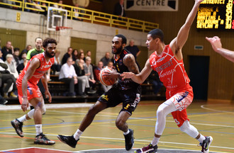 Marquis Jackson sous les yeux de Karl Cochran et Marc Seylan
